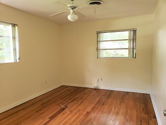 Building Photo - Charming 4 bedroom home for rent close to hospitals with wood floors. Available early August 2026...