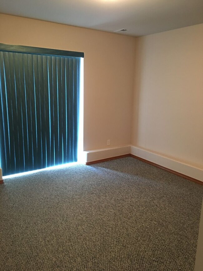 Building Photo - ***PENDING APPLICATIONS***Large 4 bedroom house that is Pet Friendly!