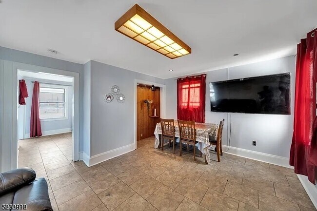 Building Photo - 550 Spring St