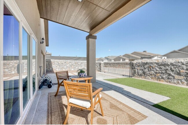 Building Photo - Eastside area for  Short or Long Term Rental(Completely Furnished) Beautiful 4 bed/2.5 baths