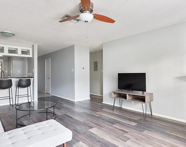 Building Photo - 2215 Post Rd