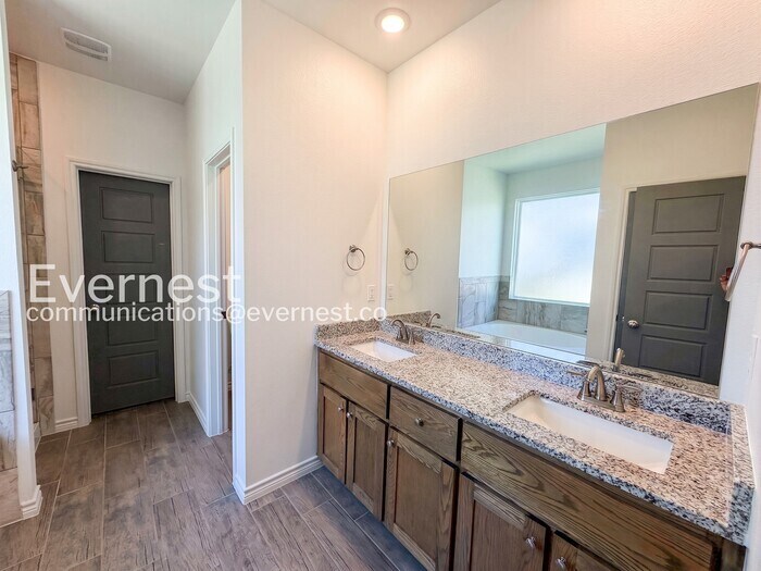 Building Photo - 726 Freedom Cir