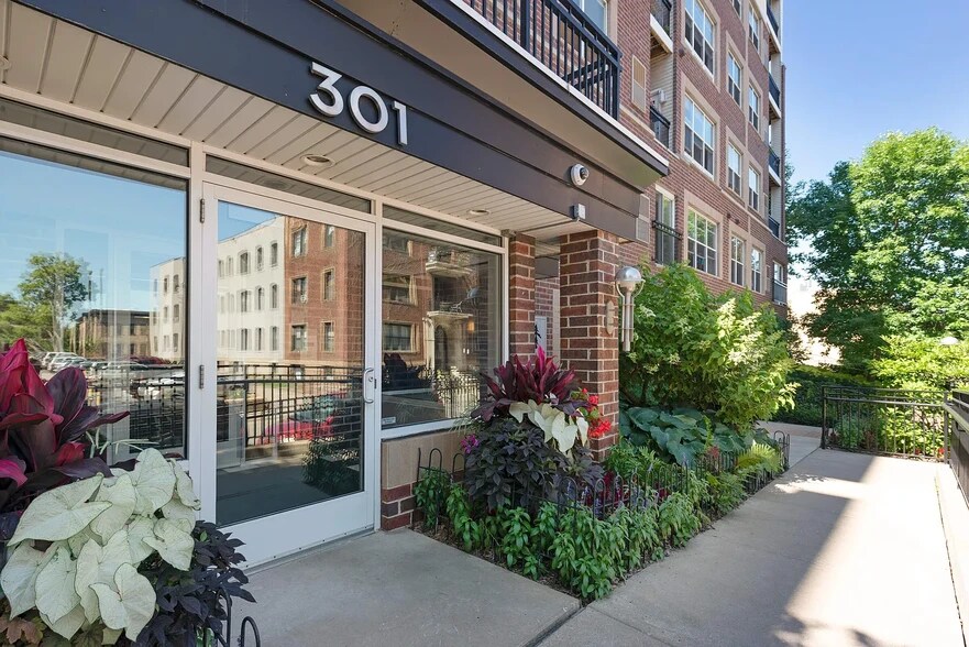Building Photo - 301 Oak Grove St