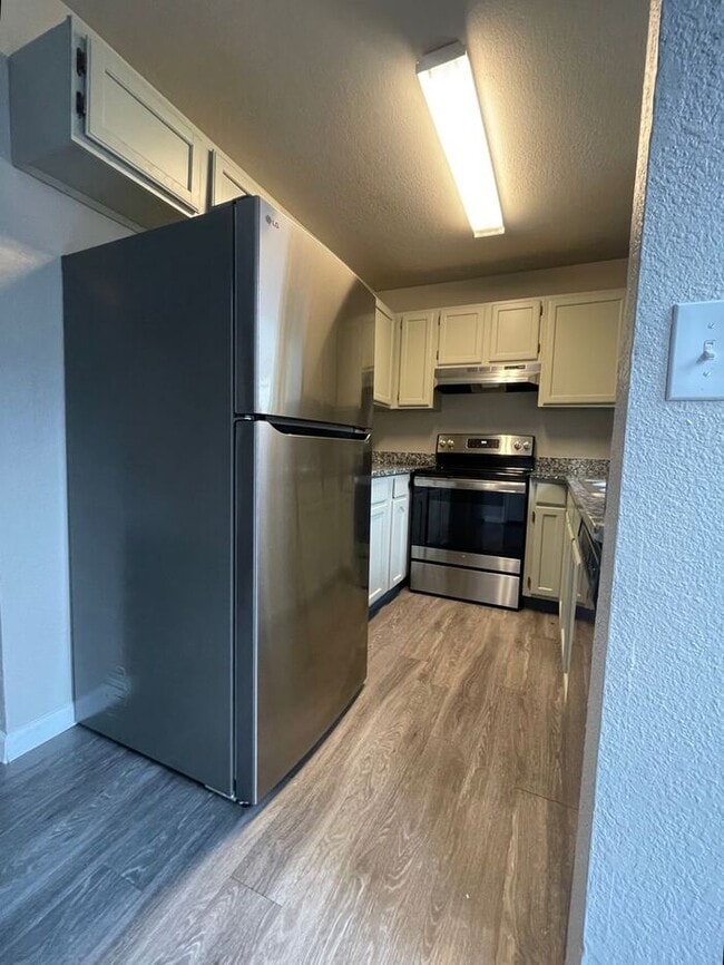 Building Photo - 3 Bed 2 Bath Townhouse, newly renovated!