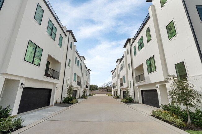 Building Photo - 8705 Ojeman Villas Dr