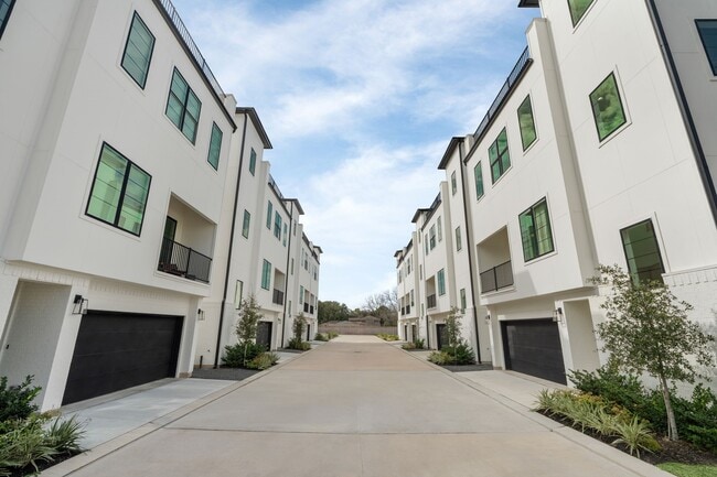 Building Photo - 8707 Ojeman Villas Dr