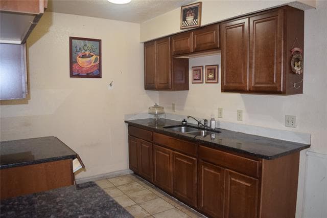 Building Photo - 1806 Family Cir