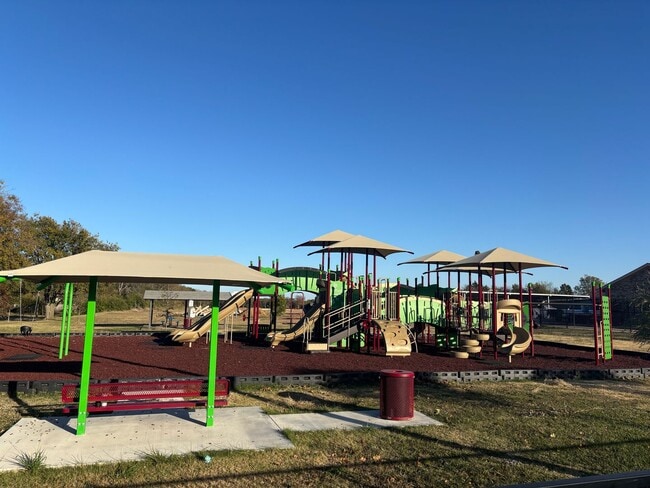 Building Photo - 3/2/1 on Quiet Street Near a Park!