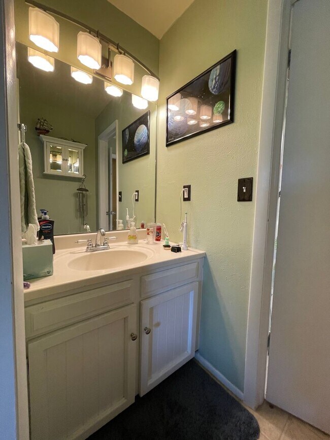 Building Photo - Cozy 4B/2B Unit With Views In East Boulder...
