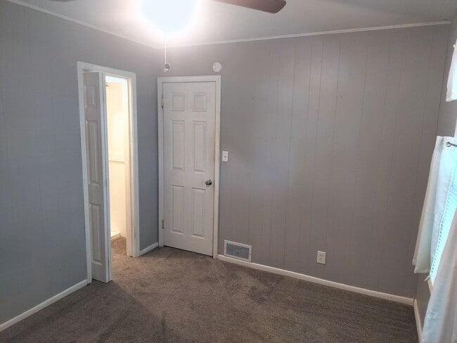 Building Photo - Charming 2-Bedroom Upper Duplex Unit in Ogden!