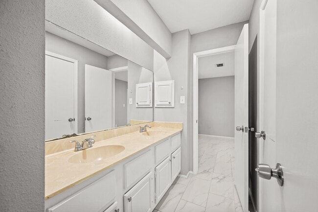 Building Photo - 13527 Montaigne Dr