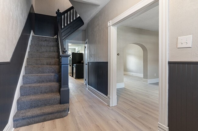 Building Photo - 3 bed 1.5 bath - freshly updated top to bottom, dishwasher, laundry, off street parking