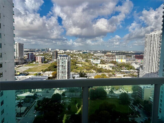 Building Photo - 1800 N Bayshore Dr