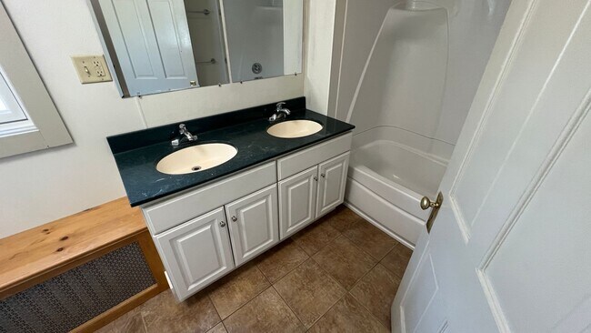 Building Photo - Large 4 Bedroom Apartment All Utilities In...