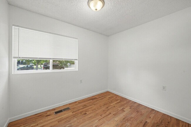 Building Photo - 598 S Eaton St