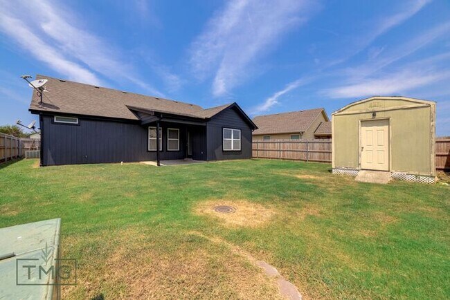 Building Photo - Open House 8/1/24 4pm-5pm! Great 3/2/2 in Owasso’s Lake Valley!