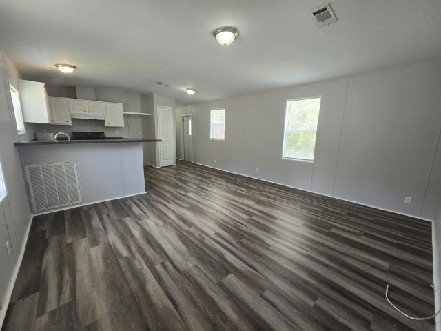 Building Photo - 1400 Banana Rd
