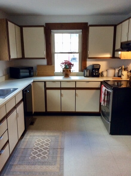 Full kitchen - 240 Fairview Street