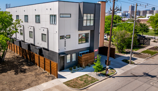 Building Photo - 1016 Bryan Ave