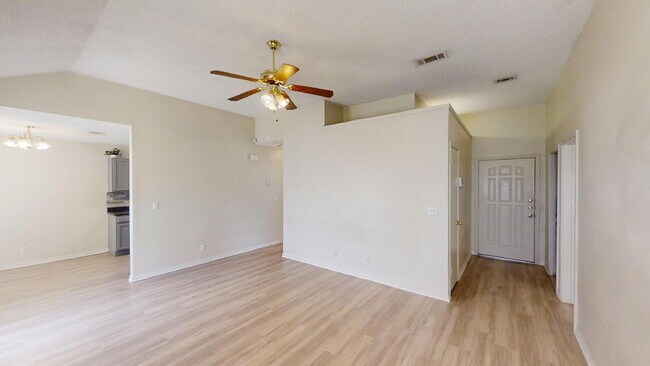 Building Photo - 2802 Woodlands Dr