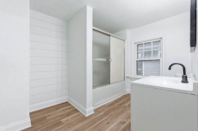 Building Photo - Freshly Updated 3-Bed Home with Back Parking