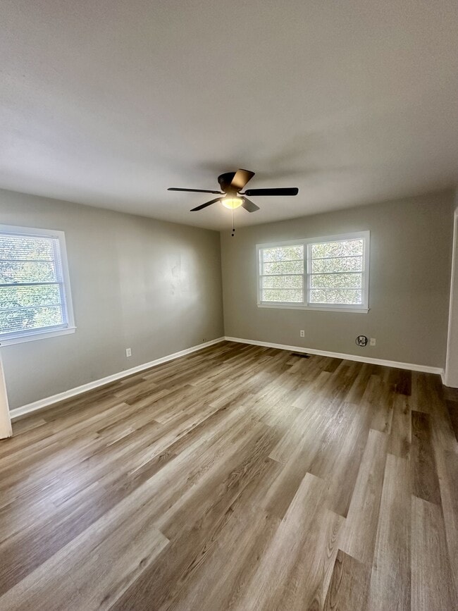 Building Photo - 2100 Park Ln