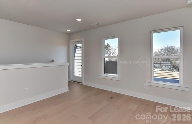 Building Photo - 2204 Northend Dr