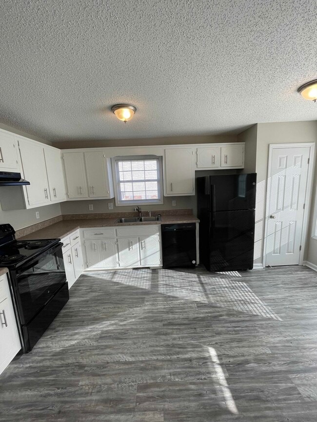 Building Photo - 320 Donna Dr