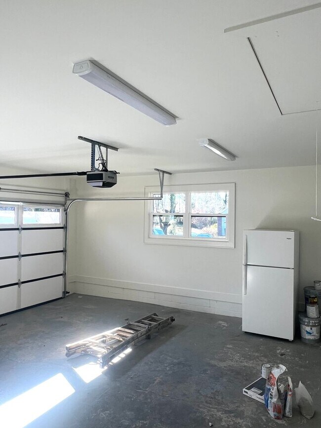 Building Photo - 3 Bedroom 2 Bath house Great Hendersonville Location!