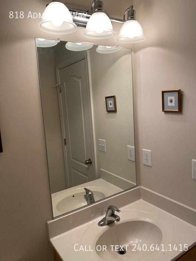 Building Photo - 818 Admirals Way