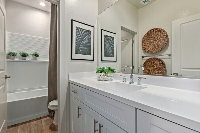 Building Photo - BEAUTIFUL PHOENIX HOME IN GATED COMMUNITY!