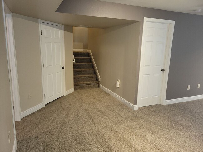 Building Photo - 305 Holbrook St