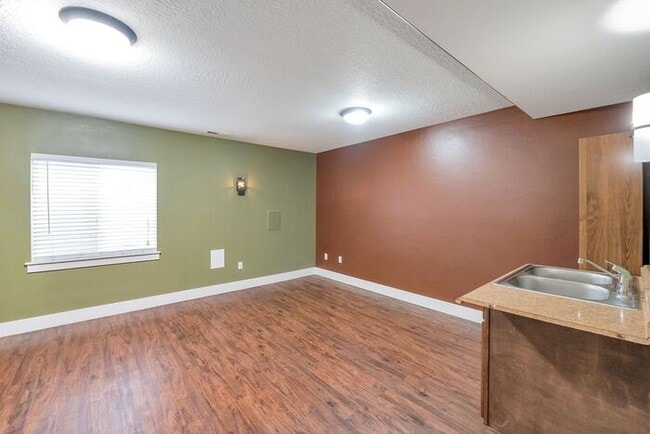 Building Photo - Gorgeous Provo Townhome