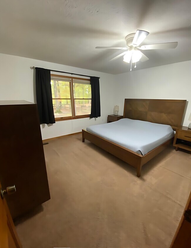 Building Photo - 8624 Valley Dr