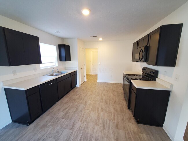 Building Photo - 15 Clinchfield Ct