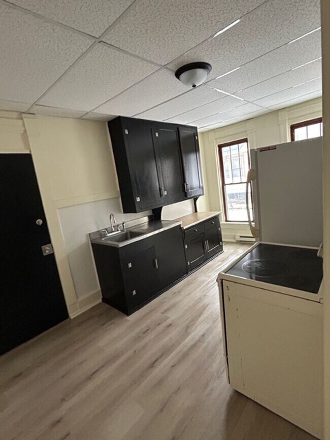 Building Photo - 303 Logan Ave