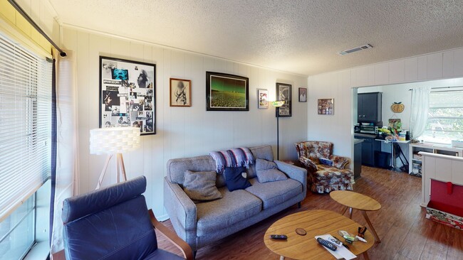 Building Photo - Leasing Now for Summer 2021- 3 Bedroom/1.5...