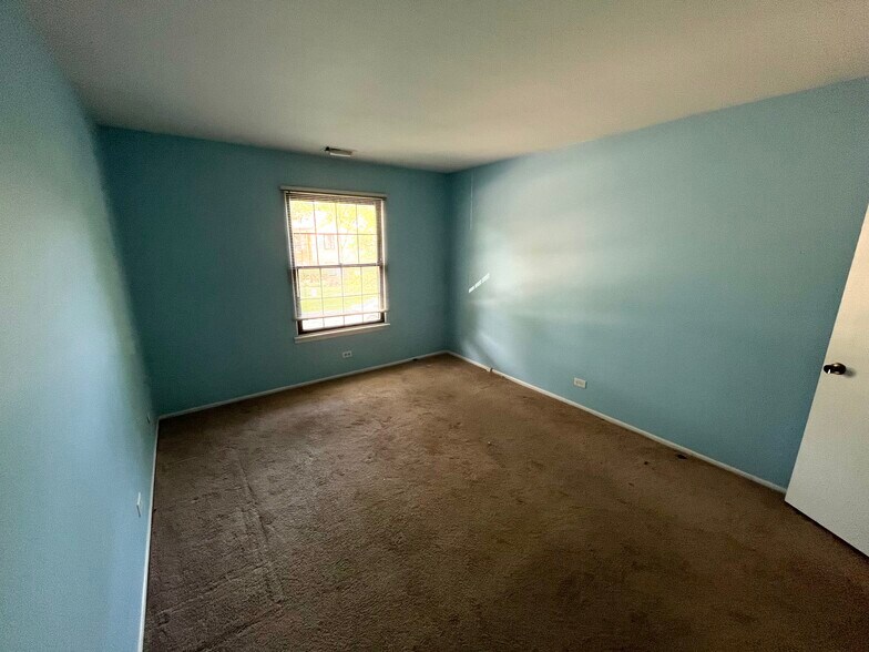 Bedroom - 1054 Deerpath Ct