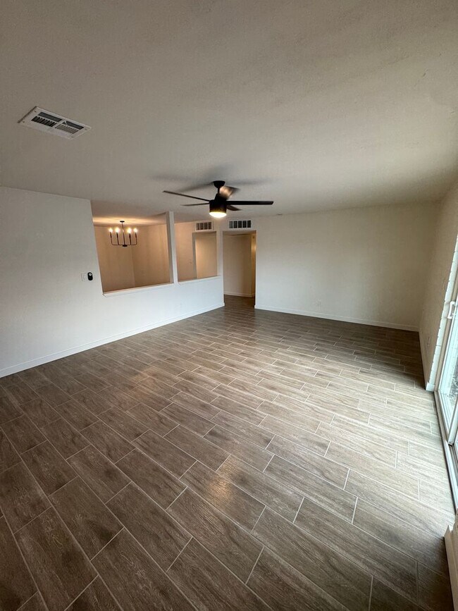 Building Photo - Fully upgraded home with garage!