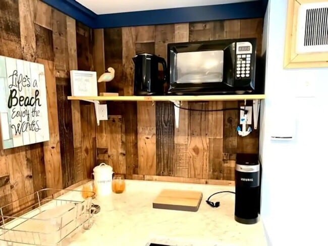 Building Photo - 7525 Morrison Ave