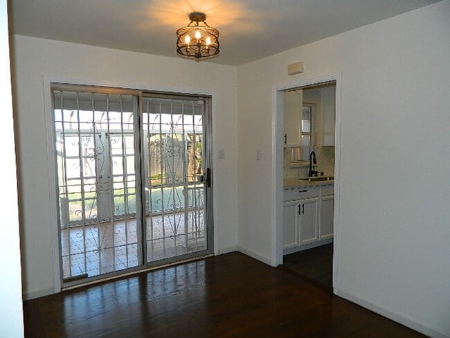 Building Photo - Central heat and air. Real hardwood floors.