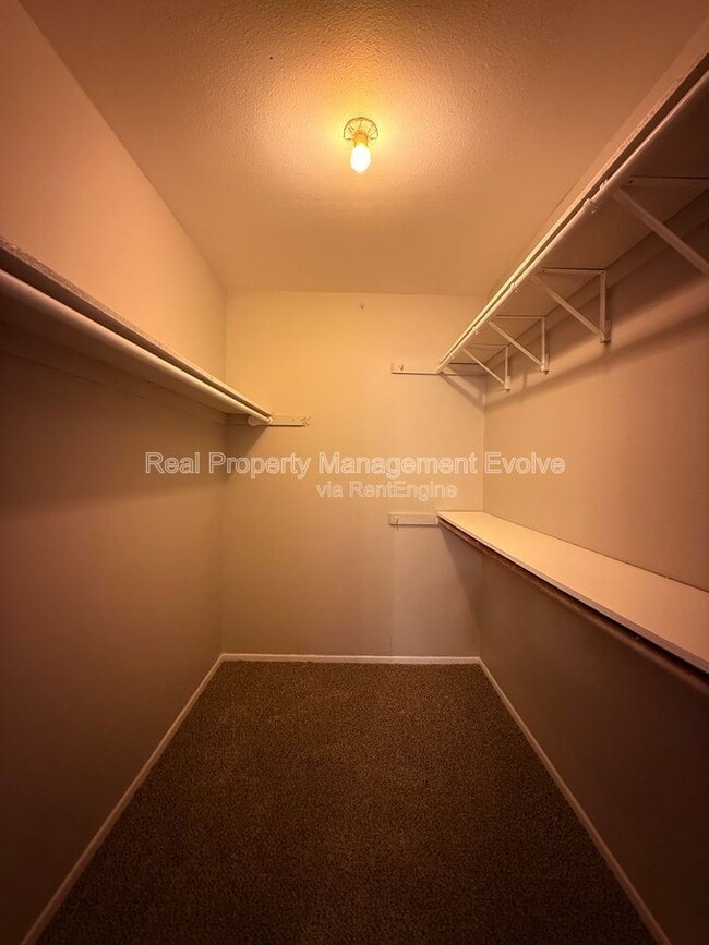 Building Photo - 2401 W Fremont Dr
