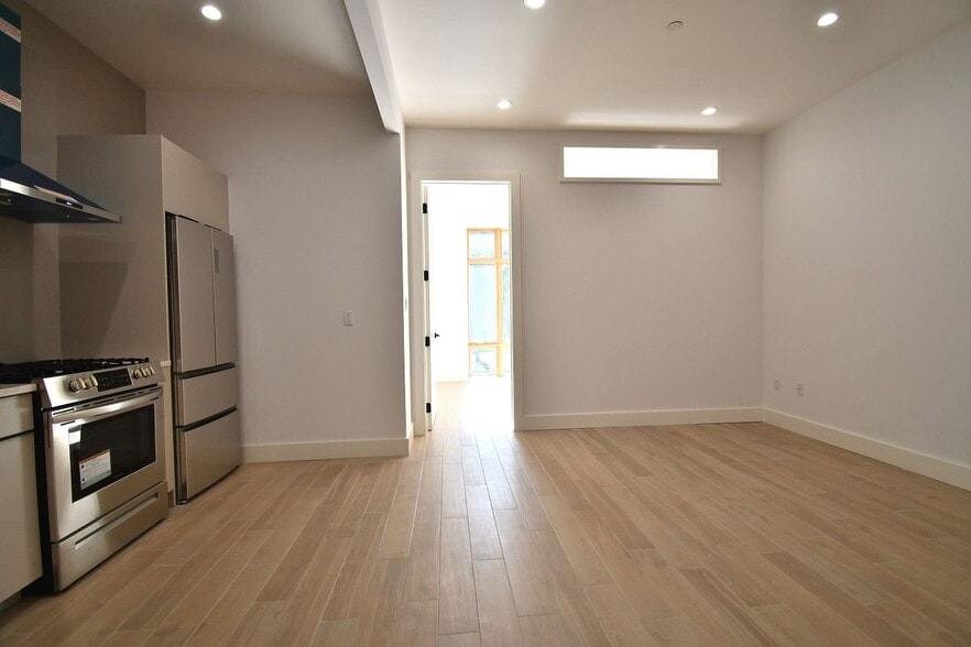 Building Photo - 582 E 138th St