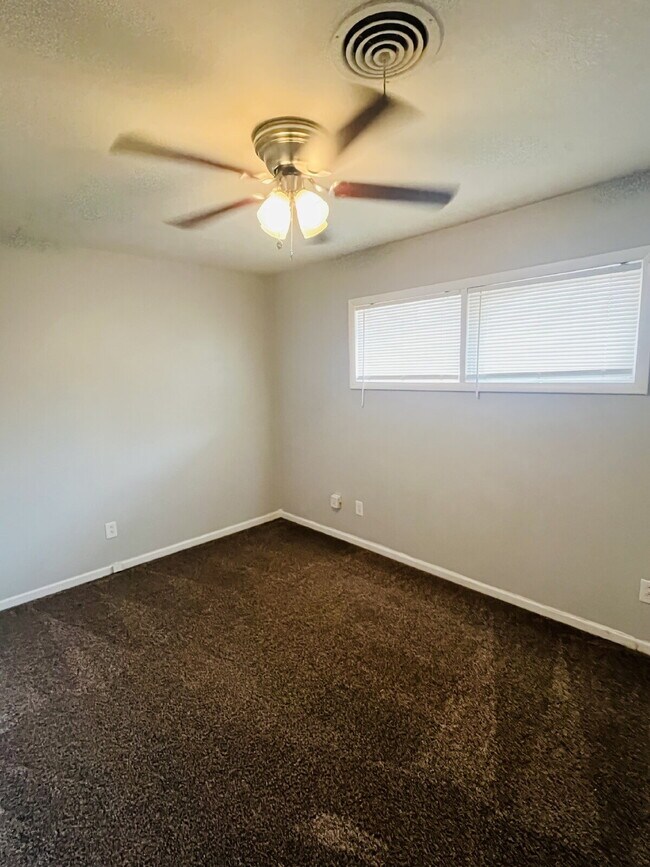Building Photo - Cute 2 Bedroom Duplex
