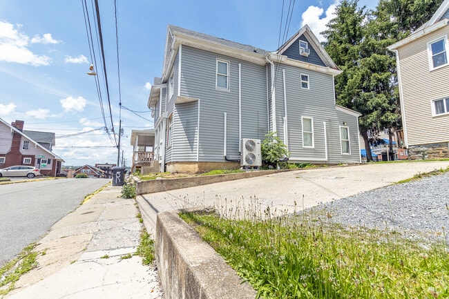 Building Photo - 385 Forest Ave