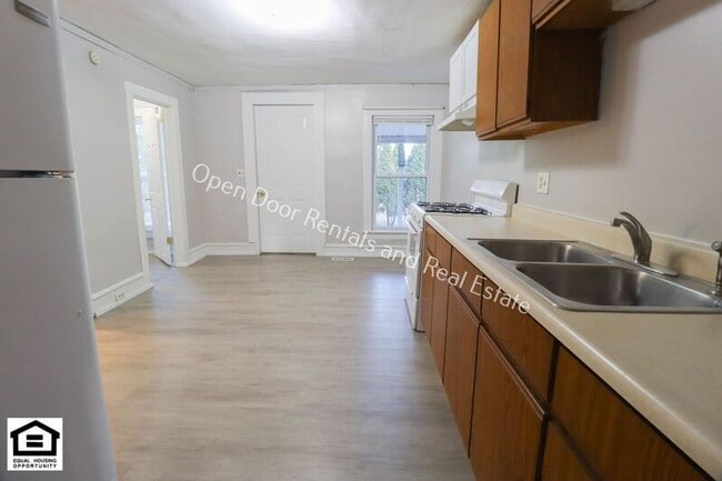 Building Photo - 121 S State St