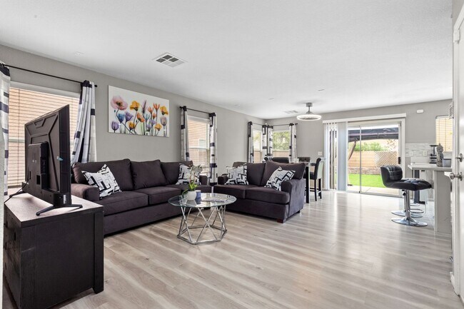 Building Photo - Cozy Furnished 3bed 3bath l Near Southern Highlands