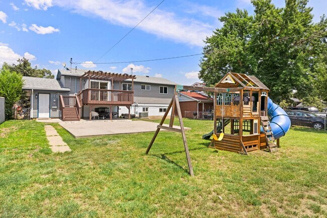 Building Photo - 4 bedroom with large backyard