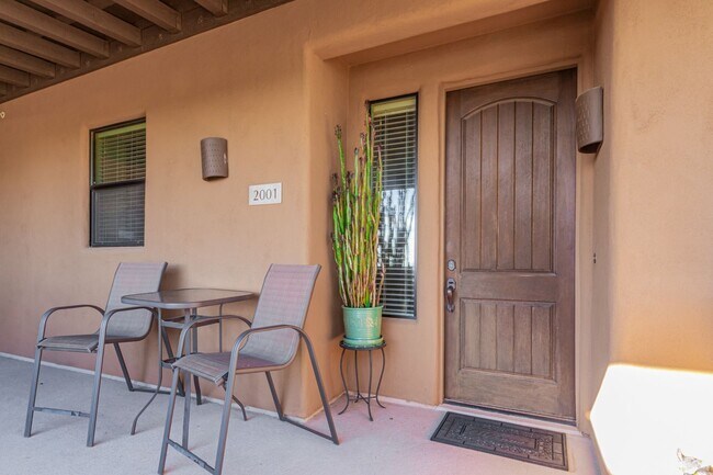 Building Photo - Beautiful Scottsdale townhome with perfect...