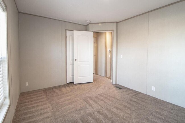 Building Photo - 1501 Thompsonville Ln